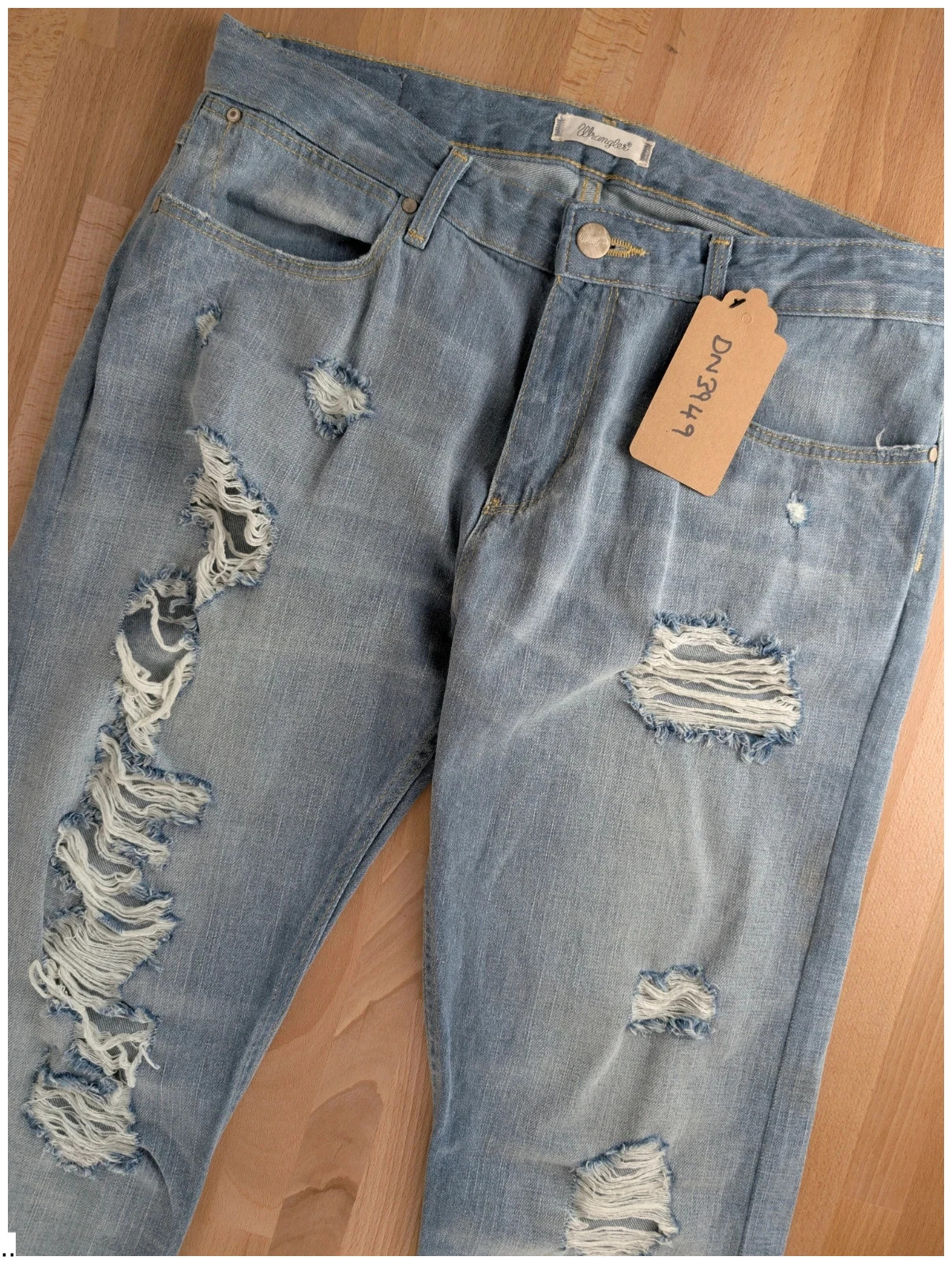 Wrangler Boyfriend light blue distressed slim fit jeans. Women's 30W 29L. DN3949