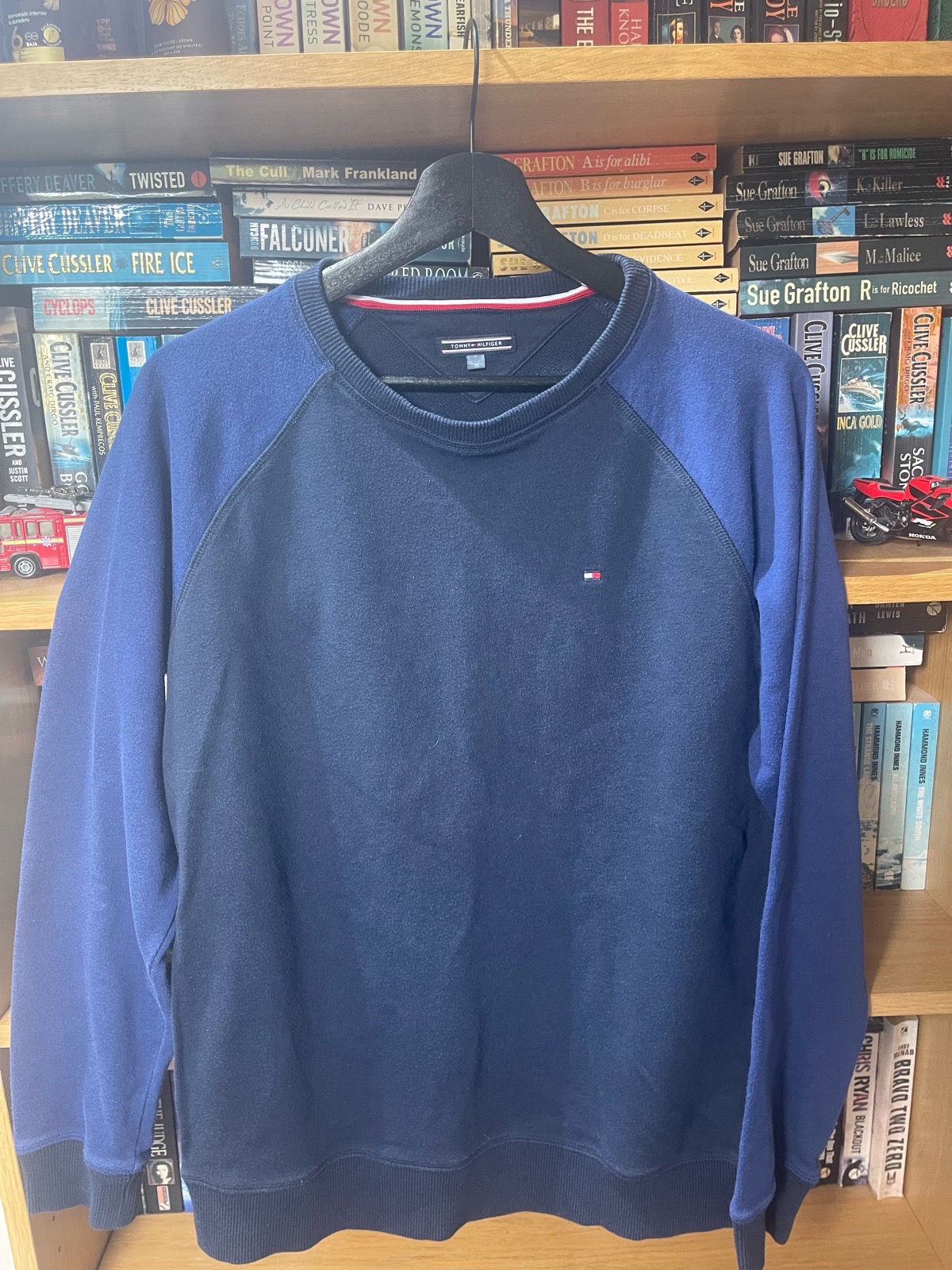 Tommy Hilfiger blue sweatshirt. Size M.