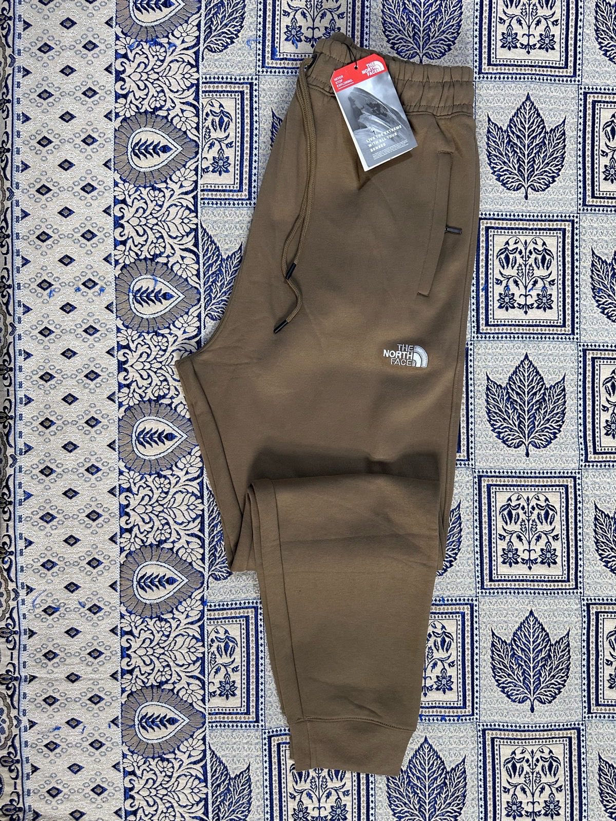 The north face man’s fleece cuffed jogger size XL colour camel