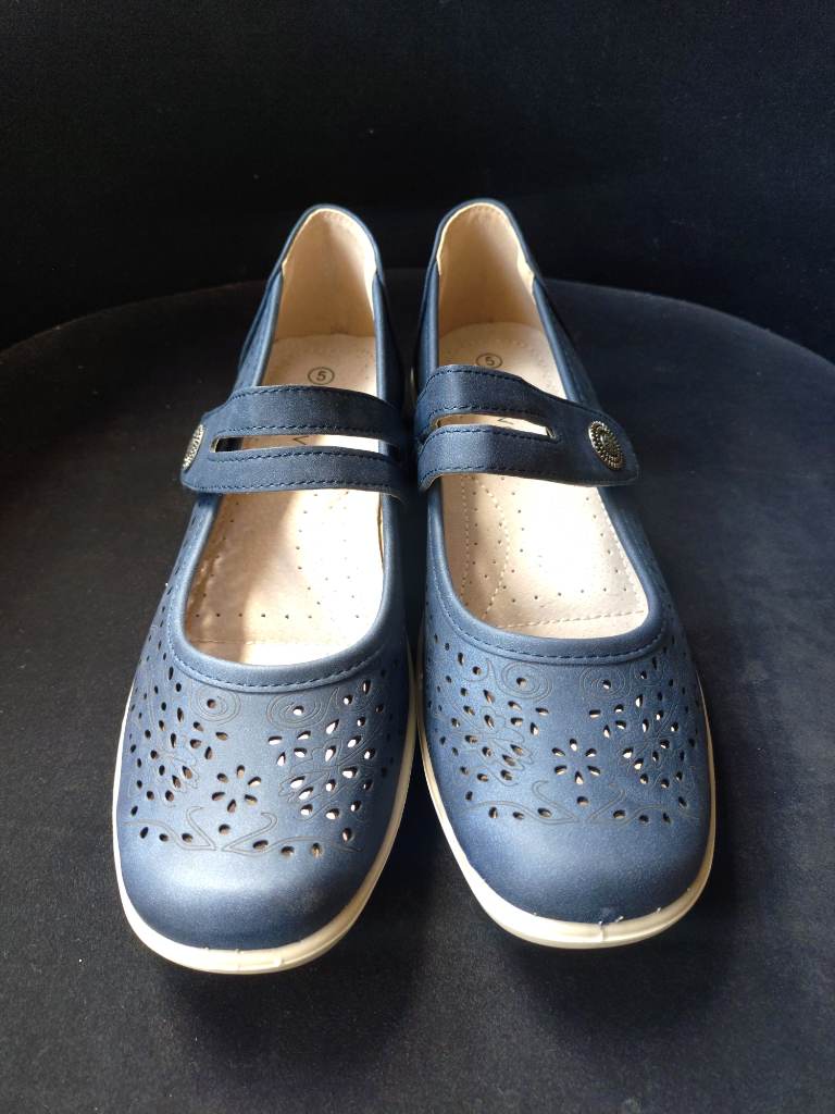 Ladies boulevard punched open toe casual shoe size 5