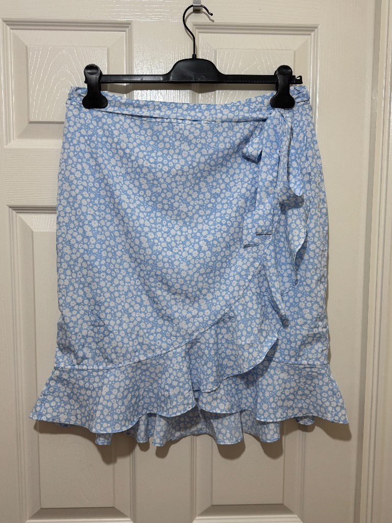 Vero Moda blue floral print short wrap skirt - size large
