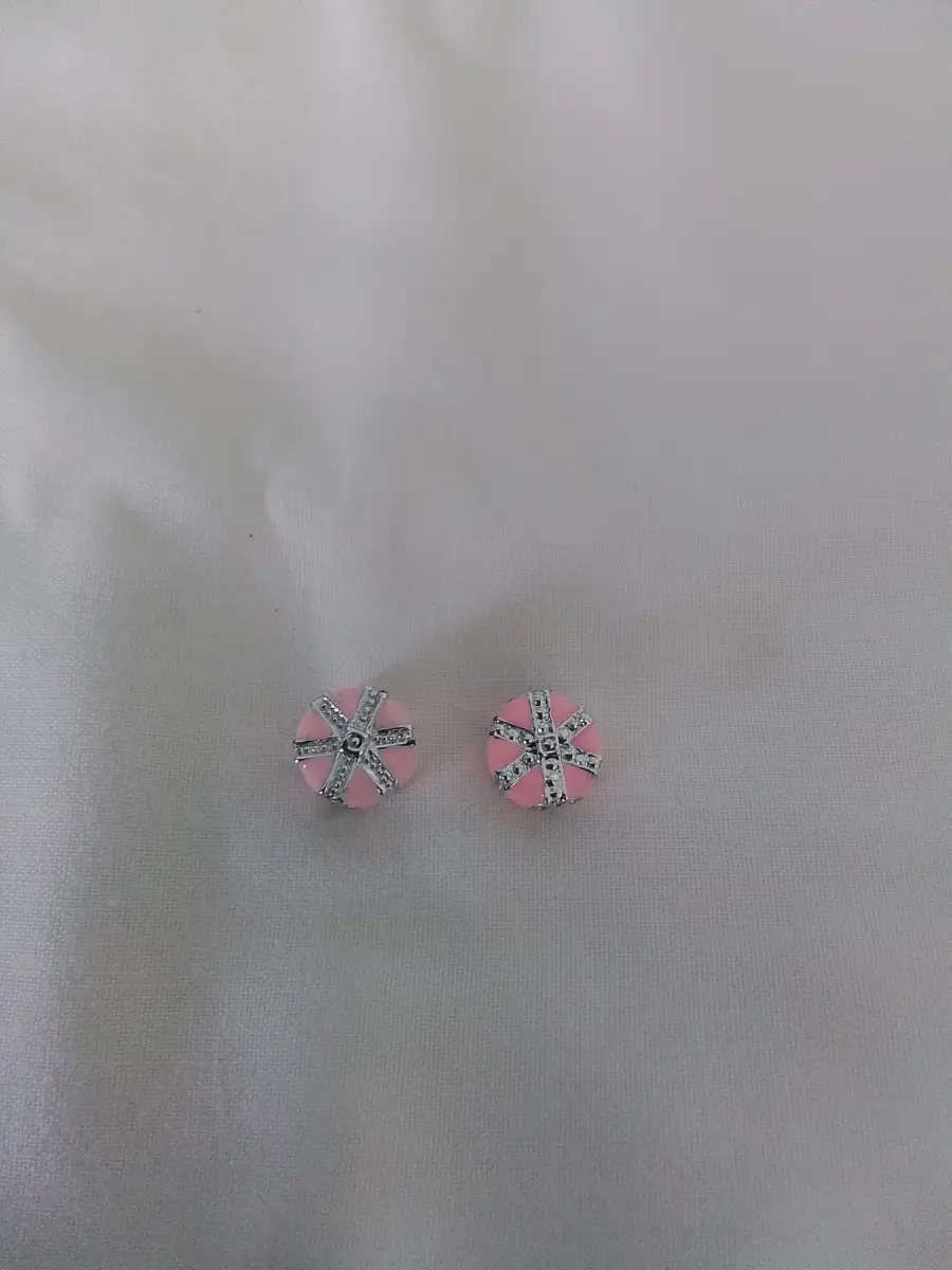 2x bracelet charms