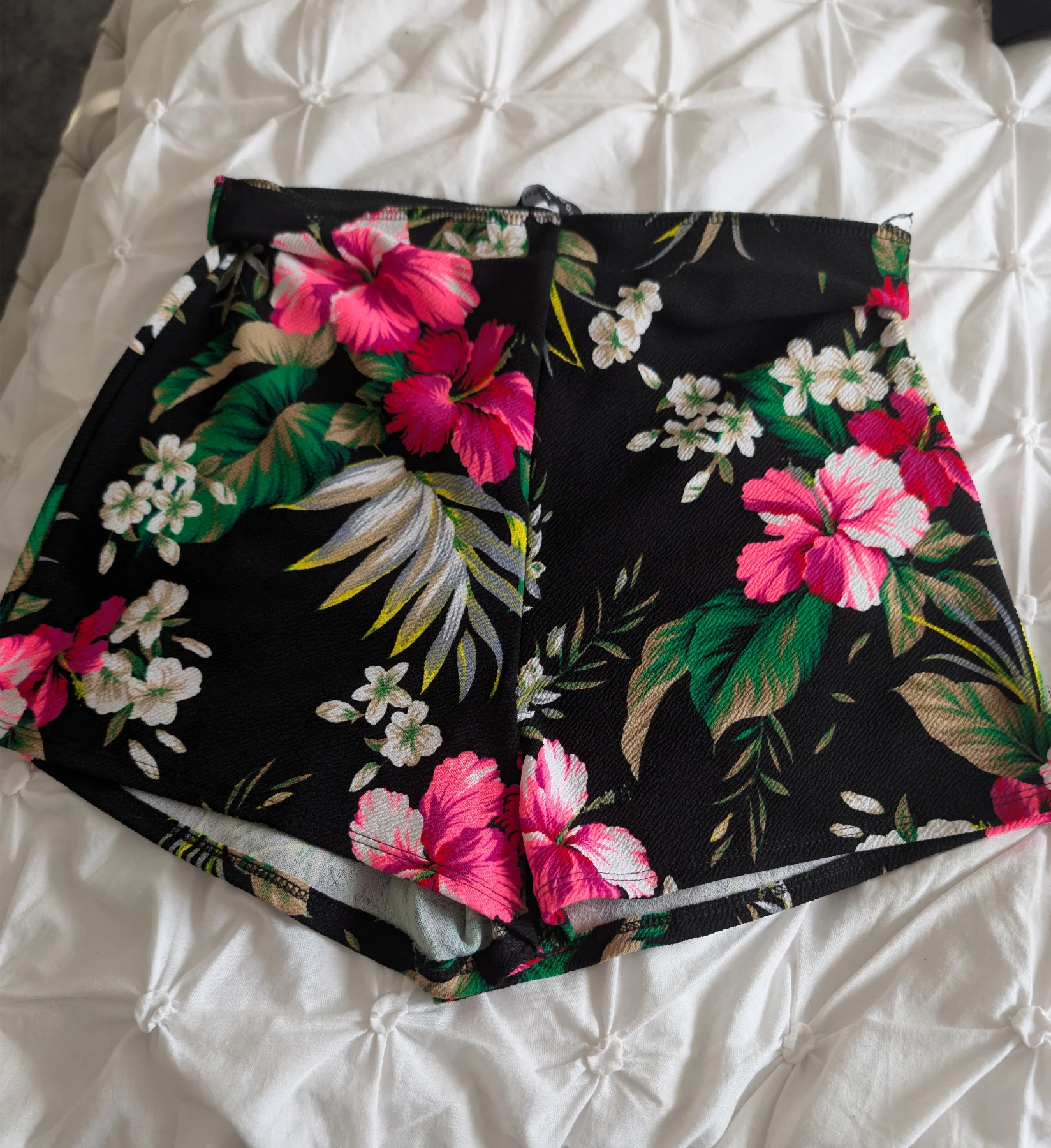 BNWT New Look Tropical Floral Print Shorts – Size UK 10
