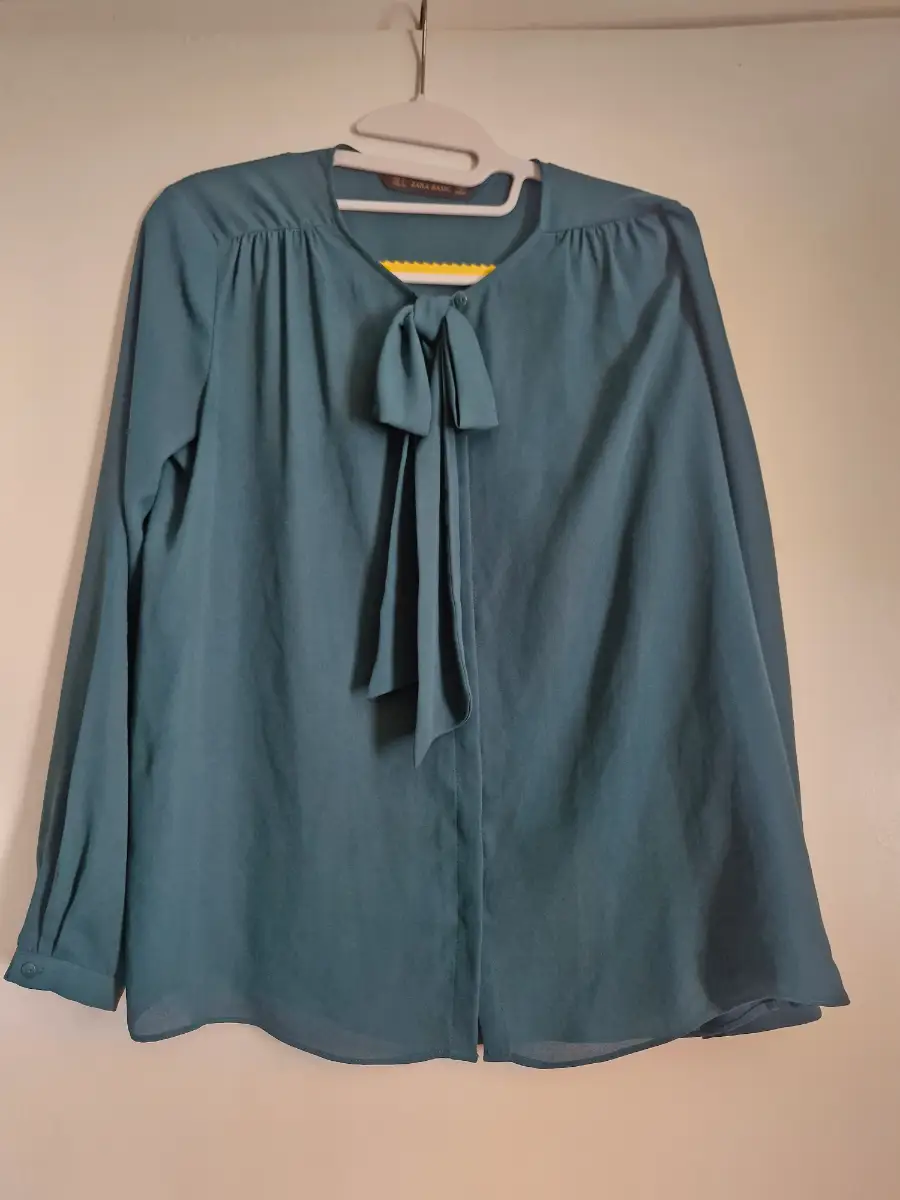 Small zara blouse in green
