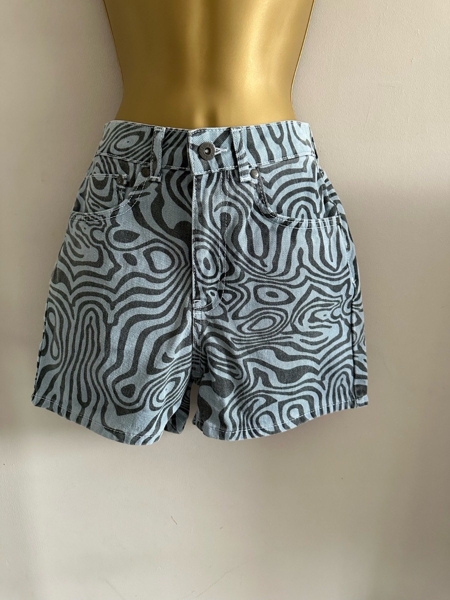 Ragged denim shorts