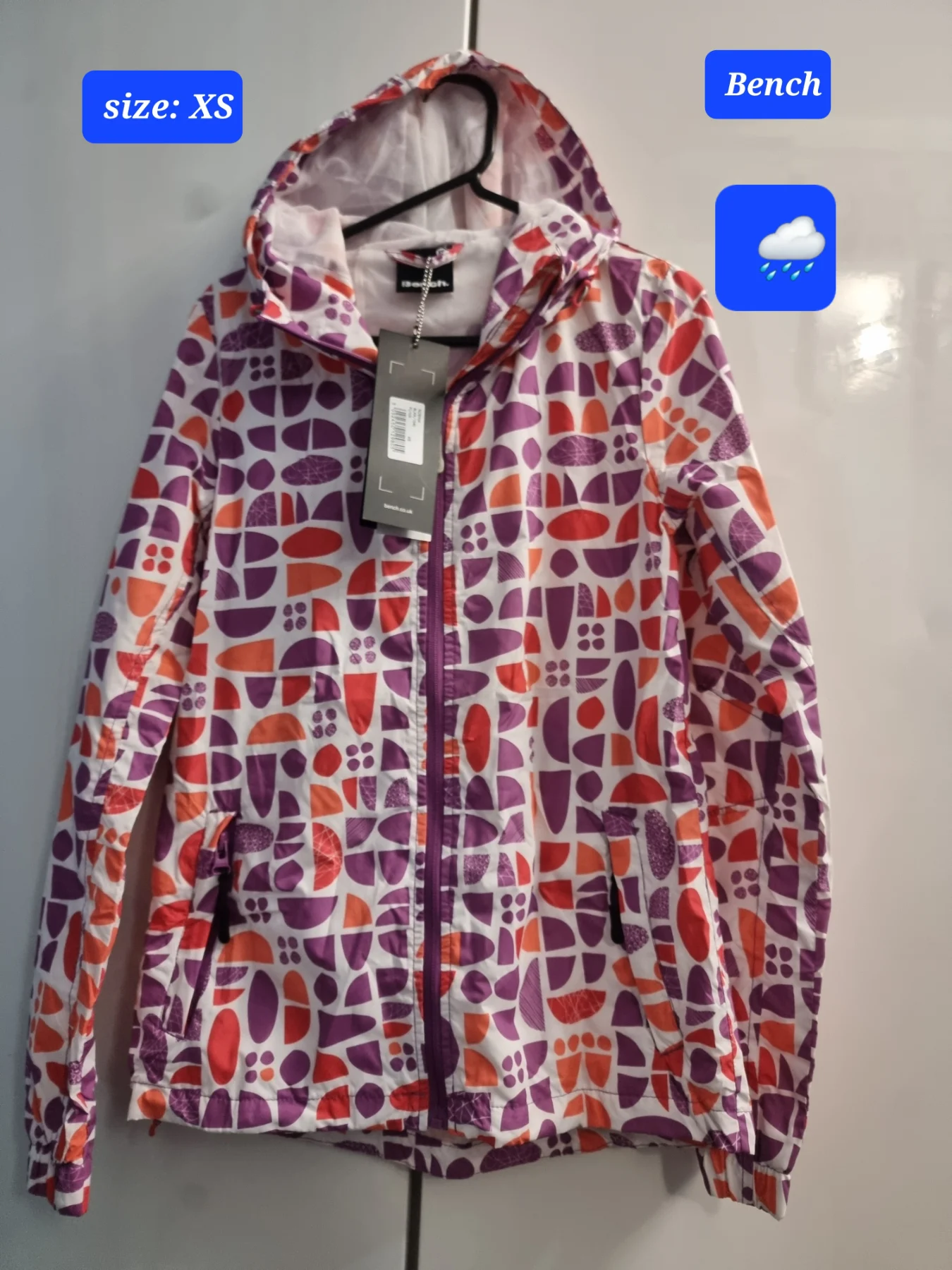 BNWT Bench lightweight rainciat,size XS