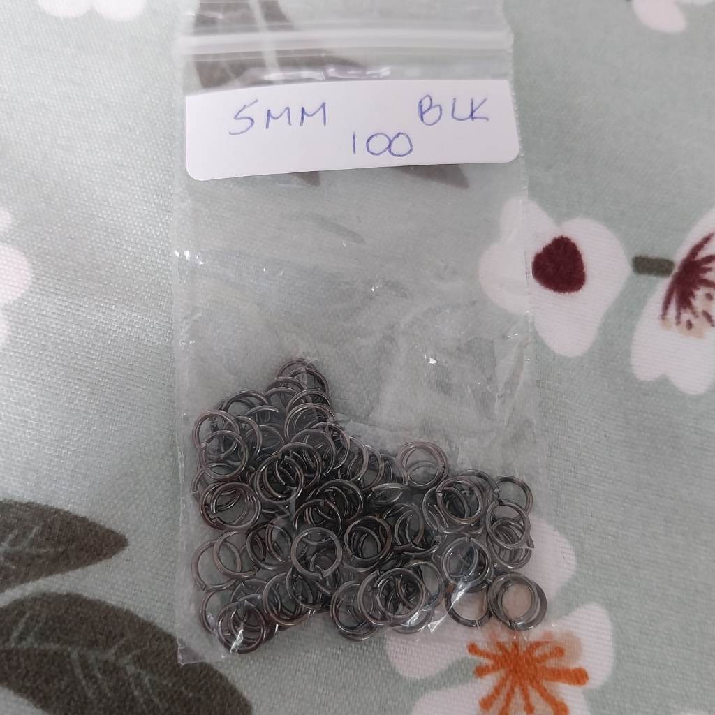 Approx 100 x 5mm Black coloured jump rings findings