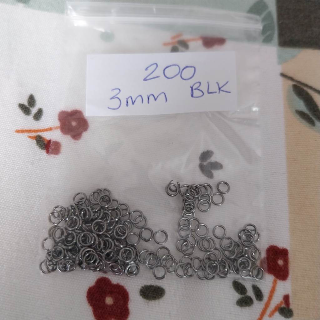 Approx 200 x Black coloured jump rings 3mm findings