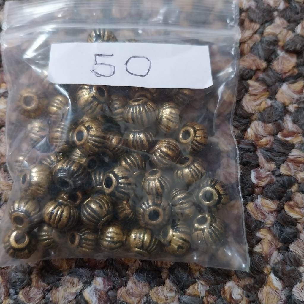 Black and gold metal effect round beads x 50
