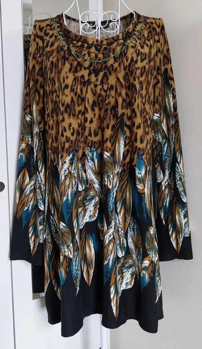 Dress with long sleeves and animal print