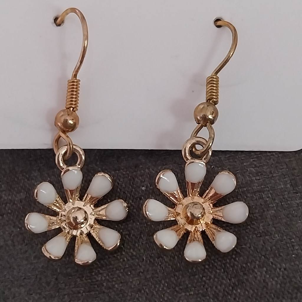 Handmade earrings with flower design gold coloured