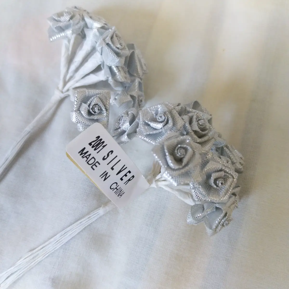 24 x silver fabric roses