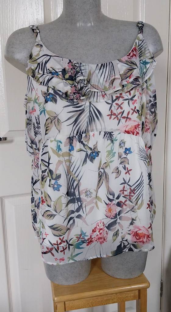 Pretty floral top with adjustable straps by yessica