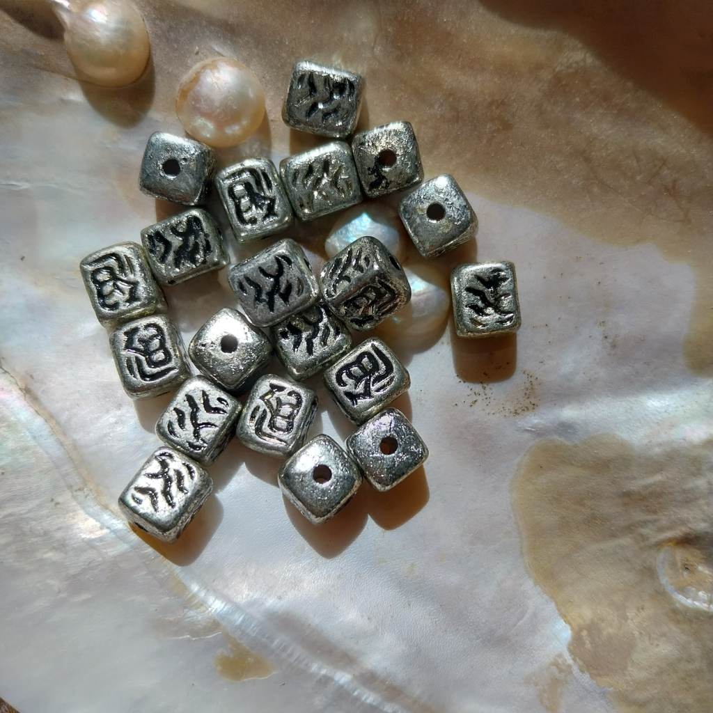 20 x metal effect square black and silver coloured beads