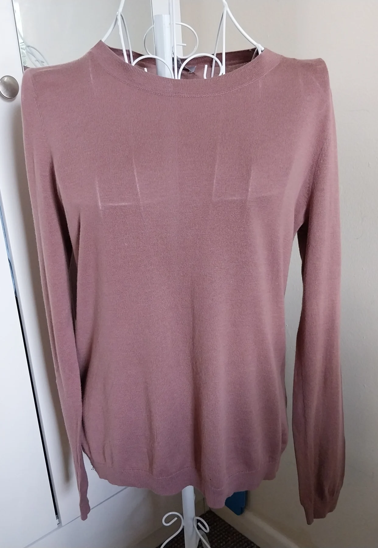 Lightweight jumper with lace trim