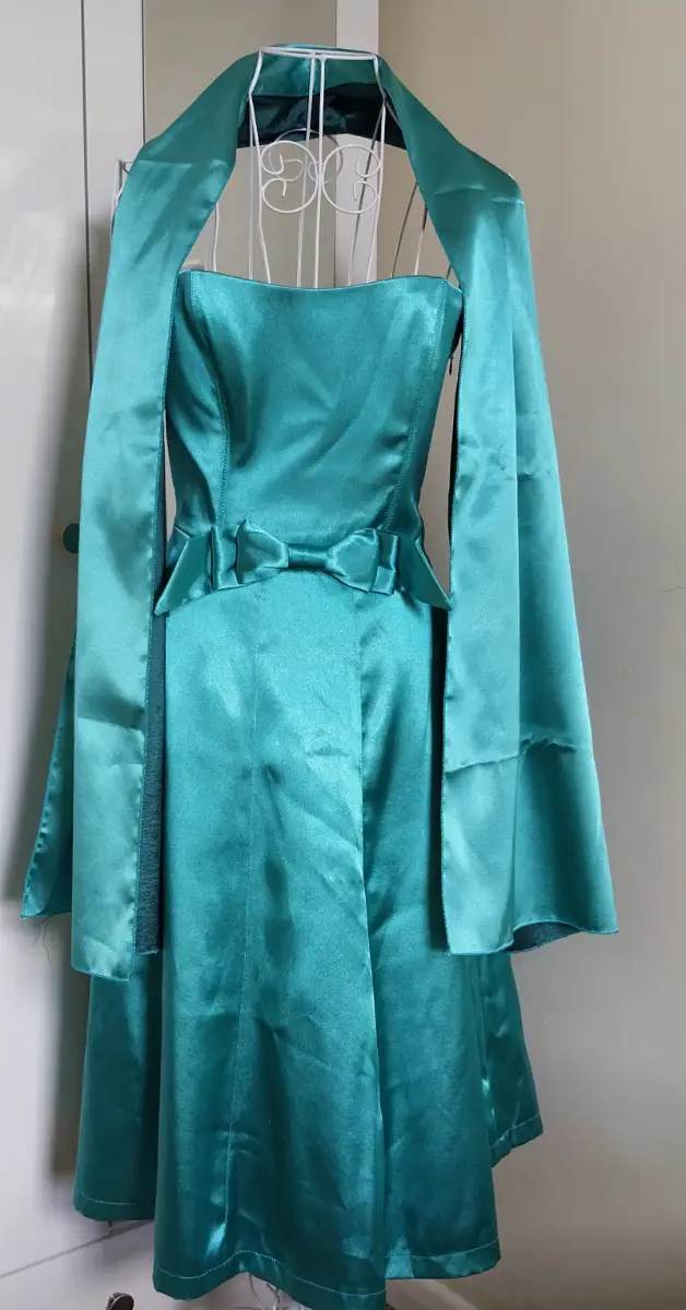 Stunning satin effect prom/ mother of the bride dress