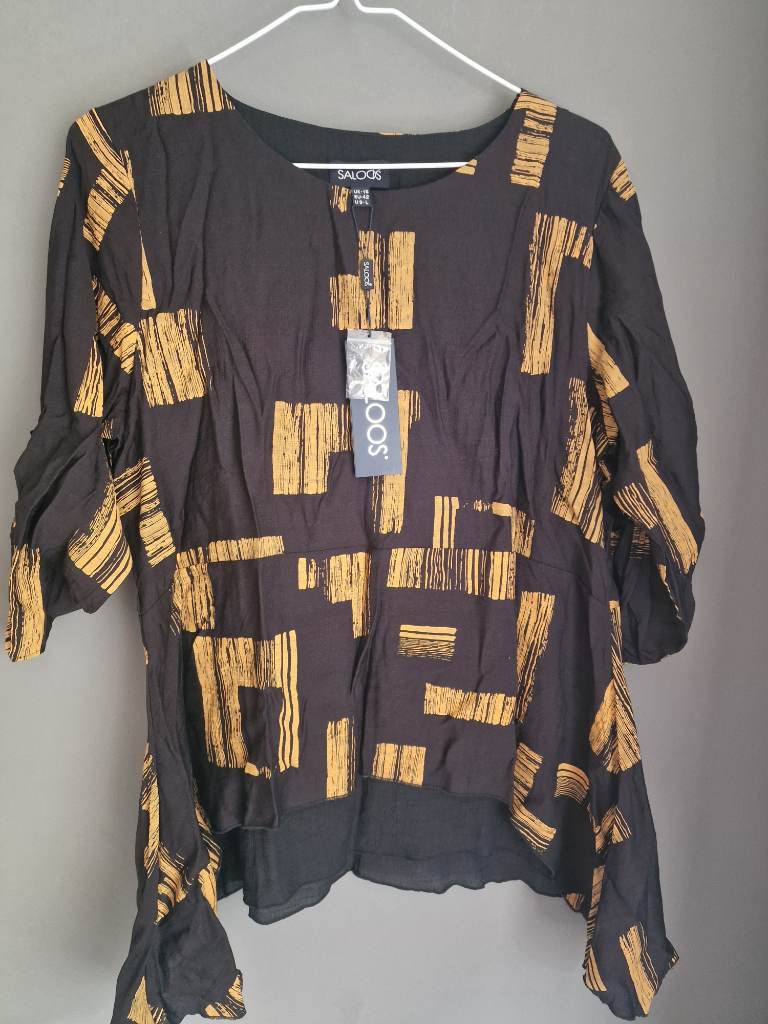Black print top