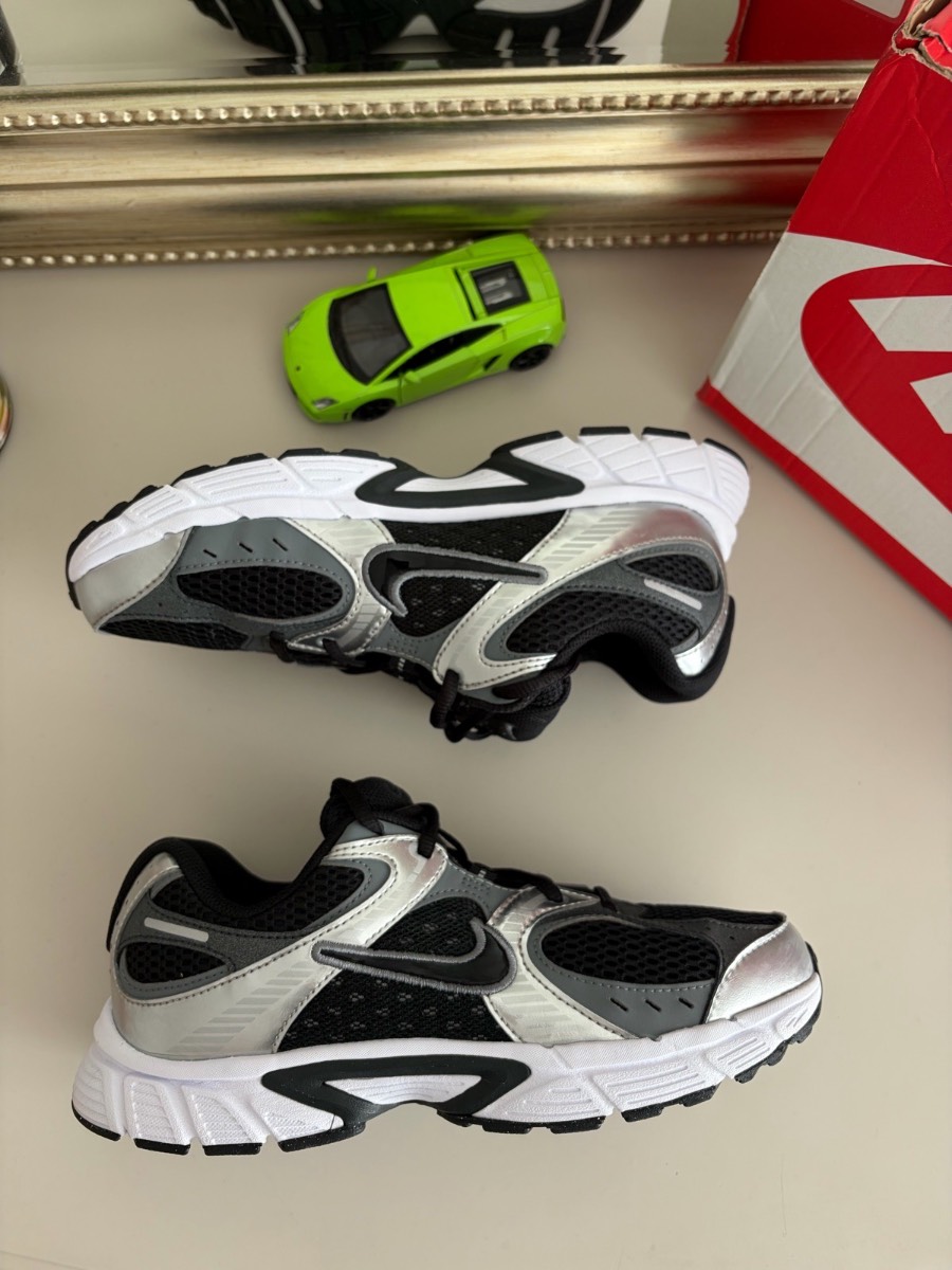 Nike V5 RNR - UK 5.5 Excellent Condition