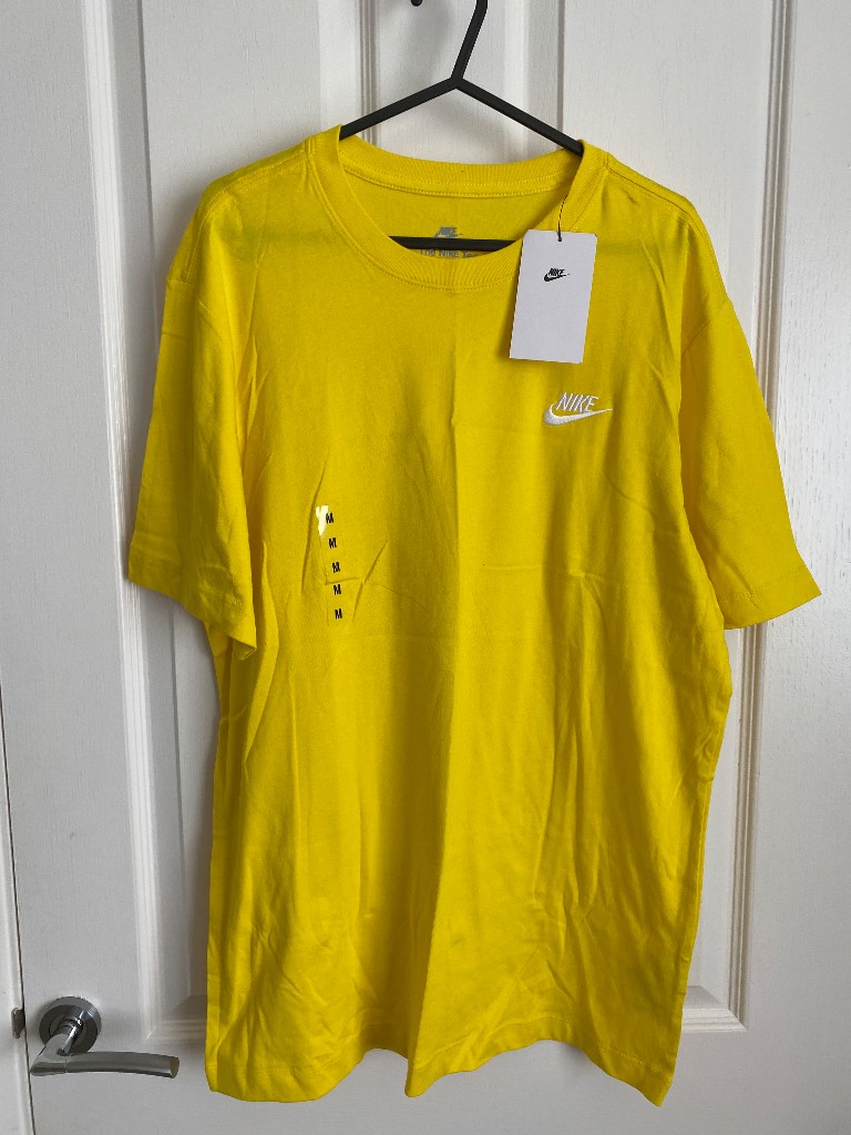 Nike medium men’s T shirt yellow