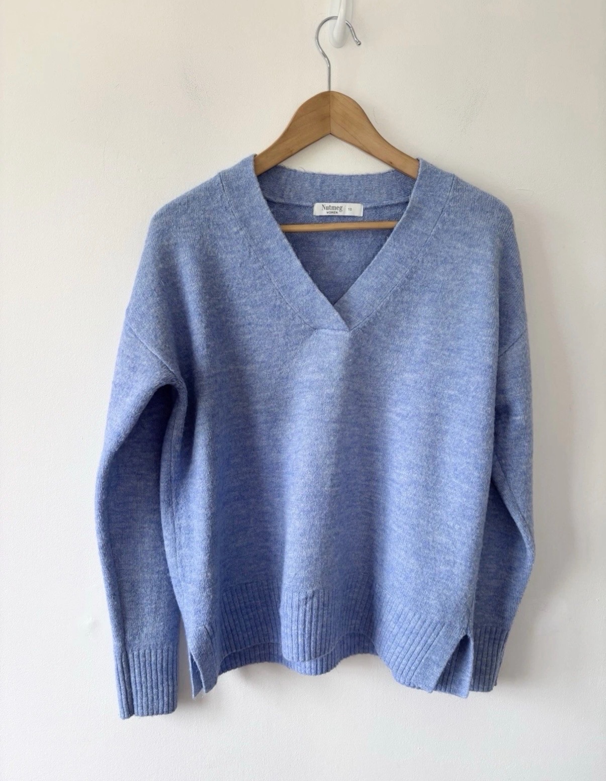 Nutmeg Women’s Stunning Blue Knitted av-Neck Jumper Size 10