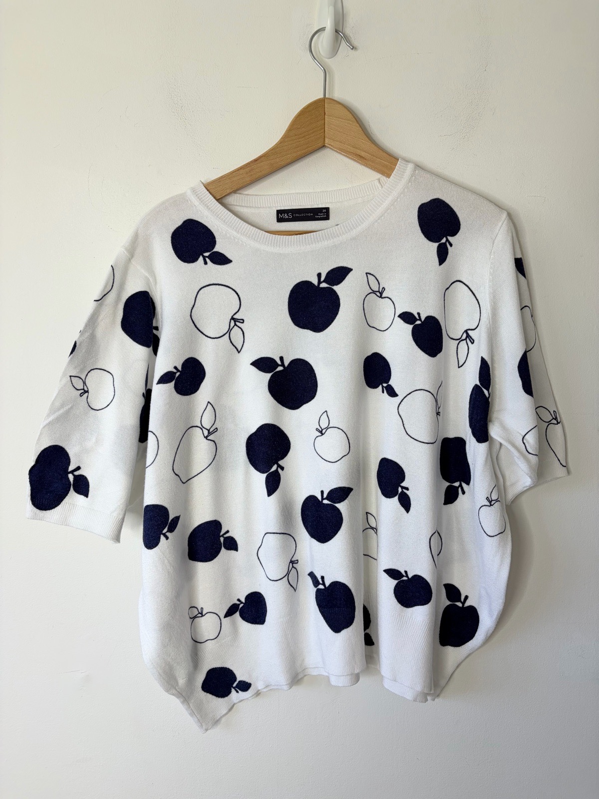 M&S Women’s White Navy Bold Apple Print Knitted Short Sleeved Top Size 20