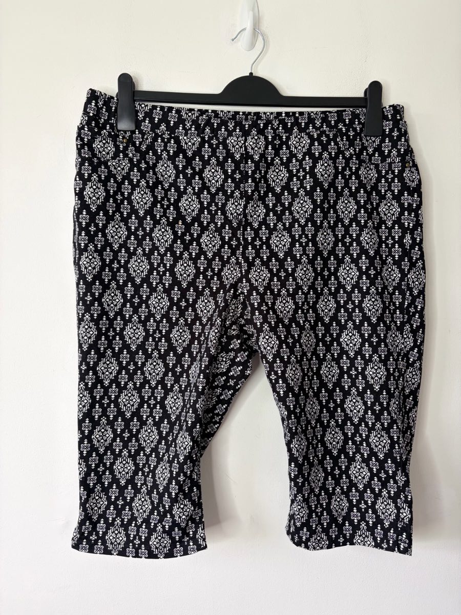 George Women’s Black Patterned Summer Stretchy Knee Shorts Size 18 Holiday