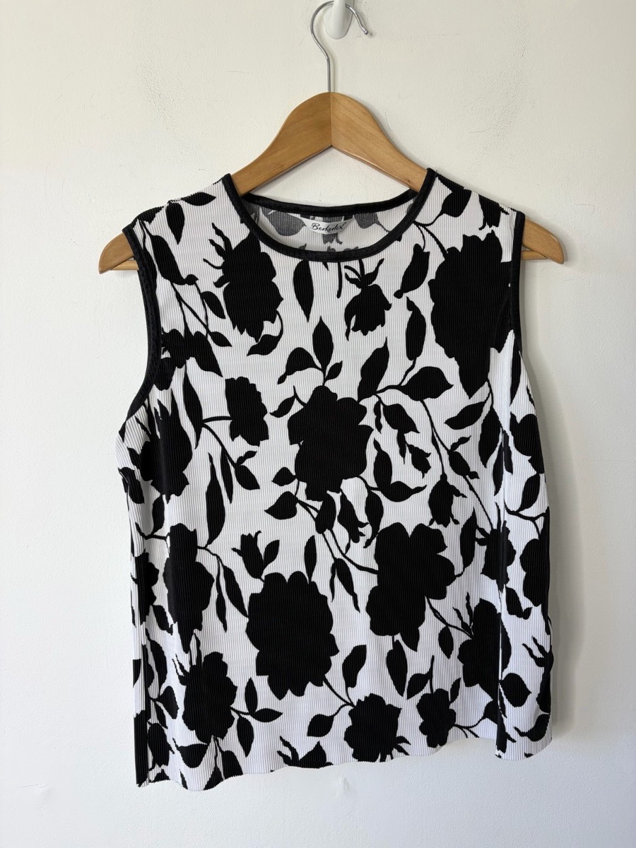 Berkertex Women’s Black And White Flower Print Textured Top Size 16
