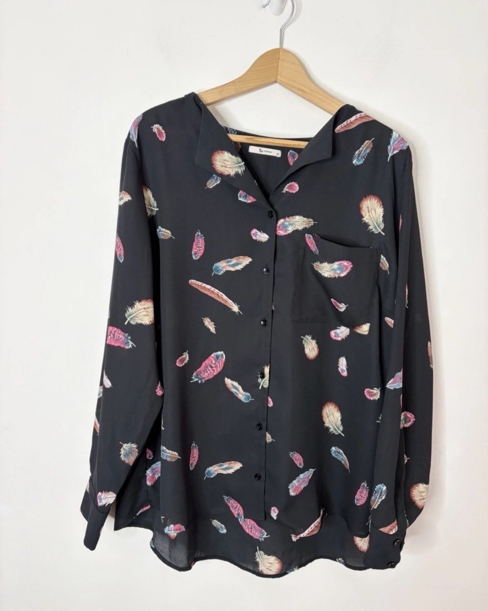 TU Women’s Beautiful Black Multicoloured Feather Print Blouse Size 22