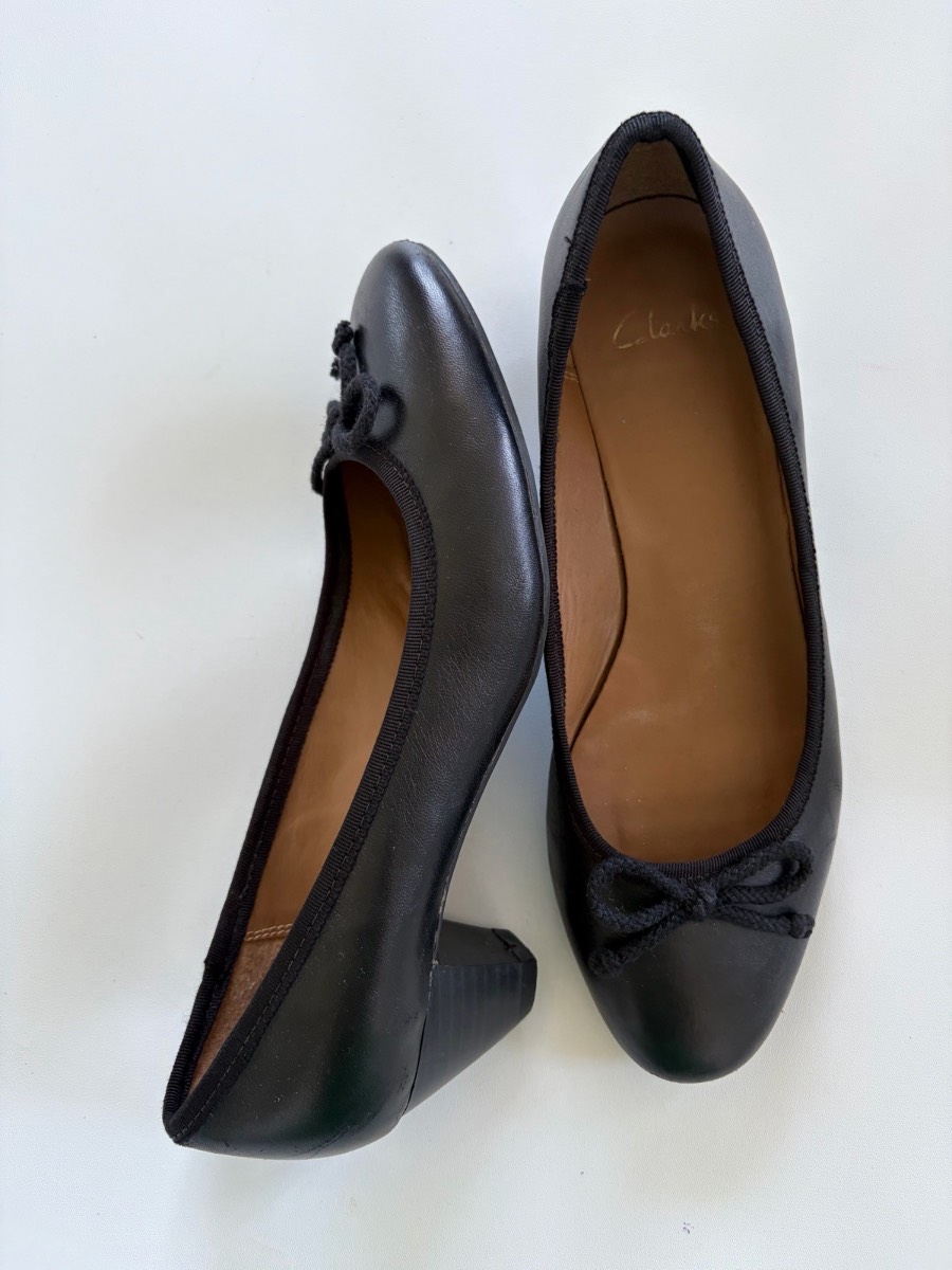 Clarks Women’s Black Leather Low Block Heeled Slip On Shoes Size 5.5D