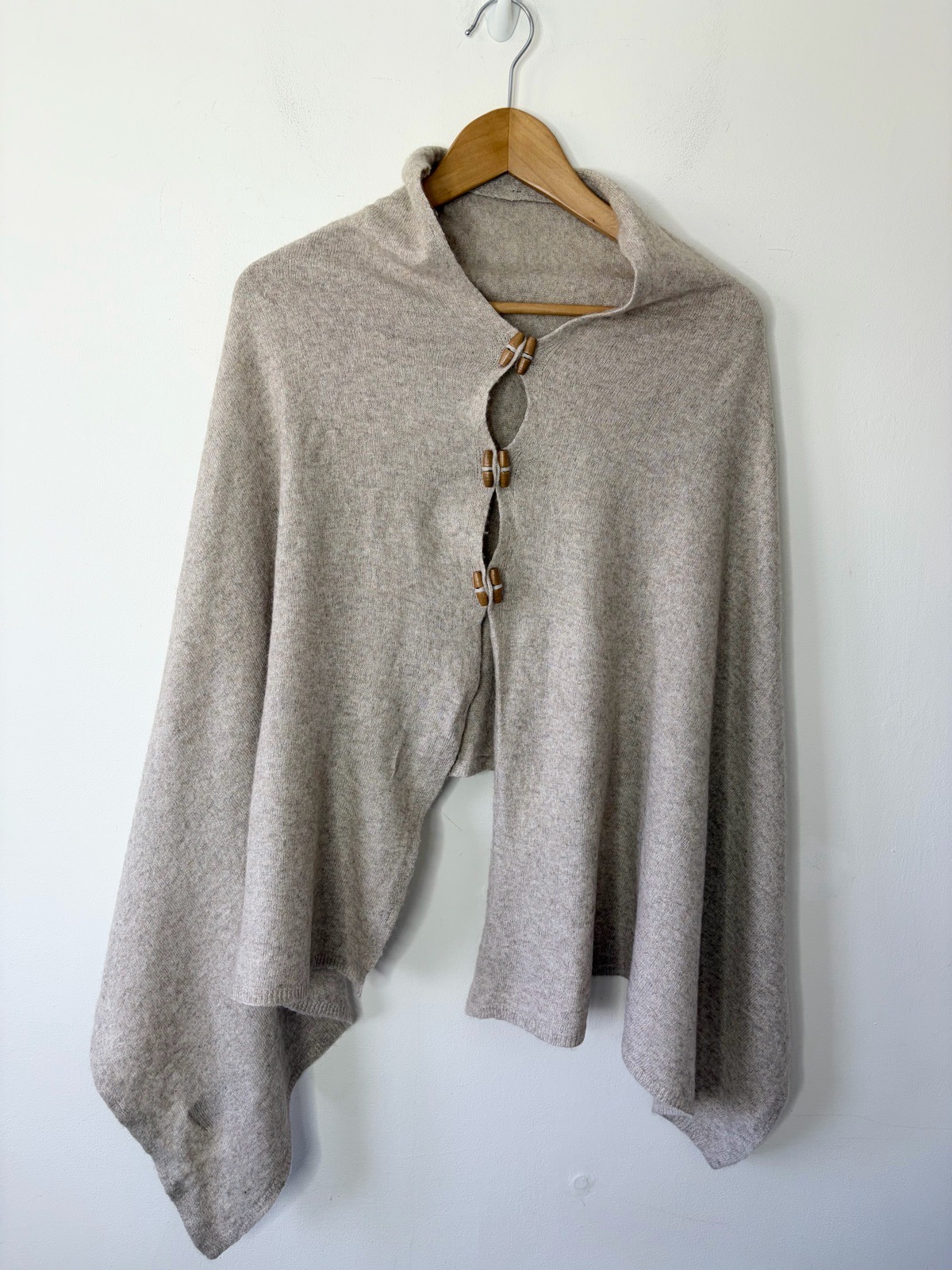 Cashmere Women’s Oatmeal Knitted Wooden Toggle Cape Poncho One Size