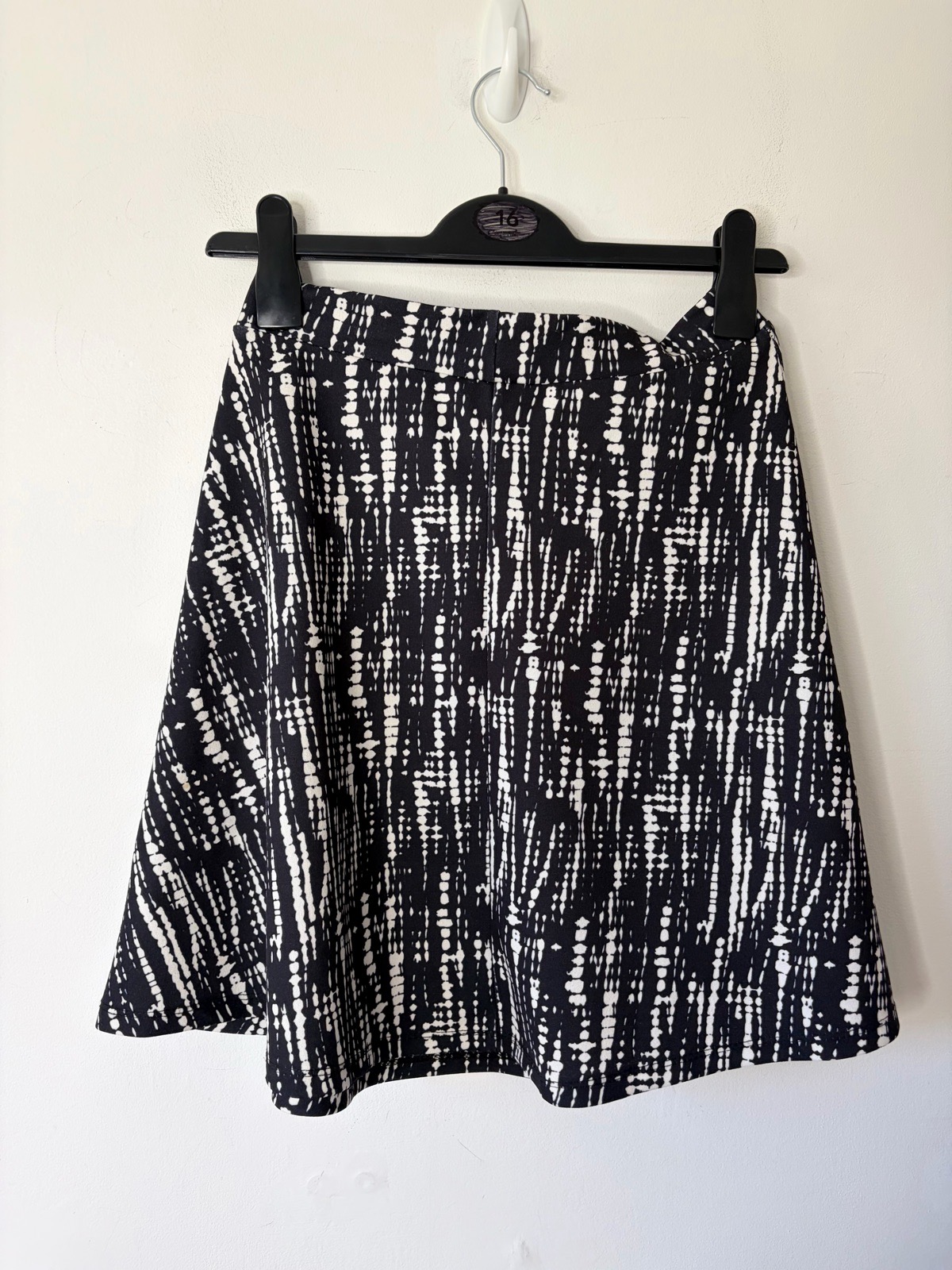 New Lipsy Women’s Black And White Patterned Chic Mini Skirt Size 8