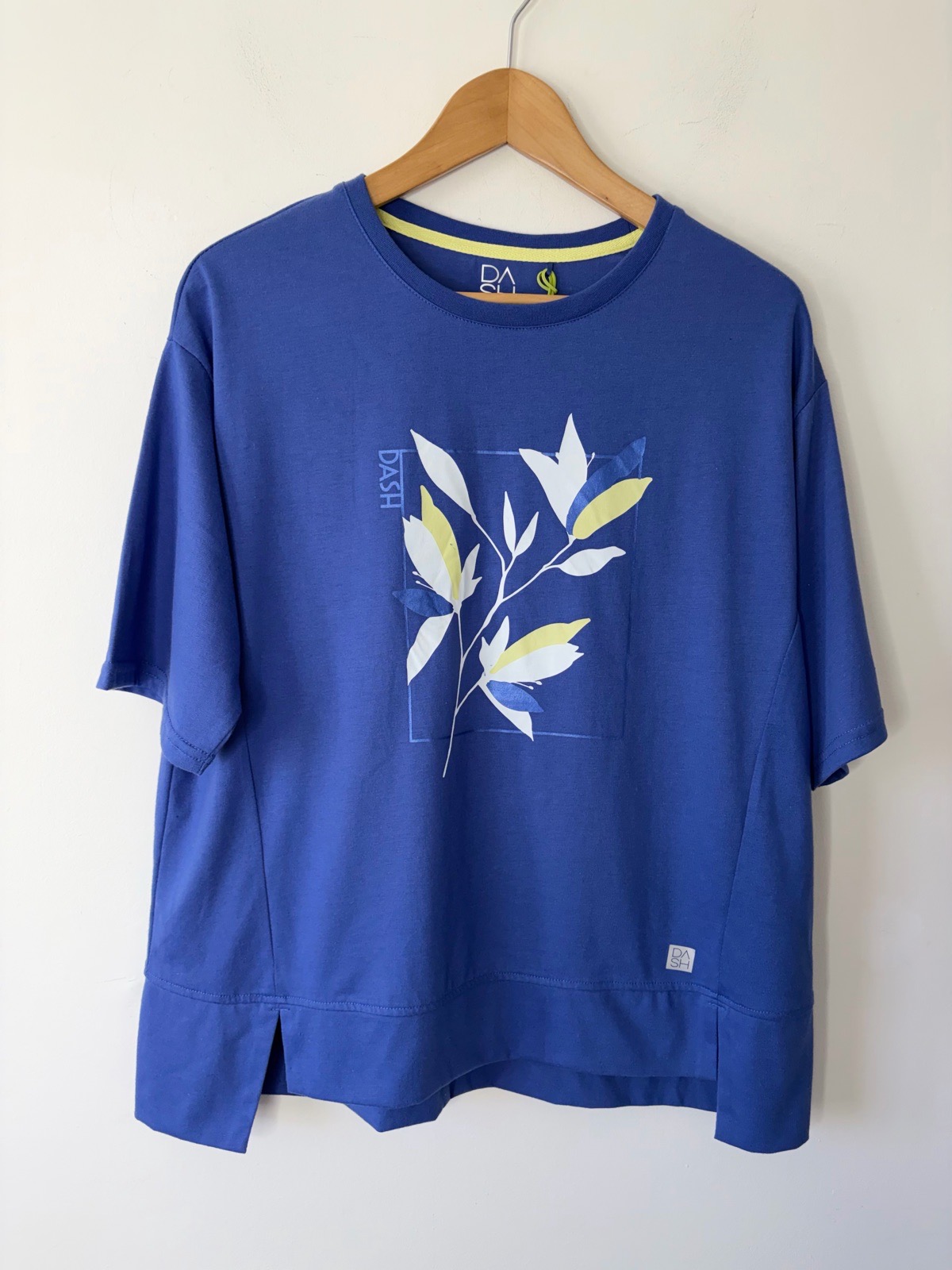 New Dash Women’s Blue Floral Printed T-Shirt Size 14 Holiday