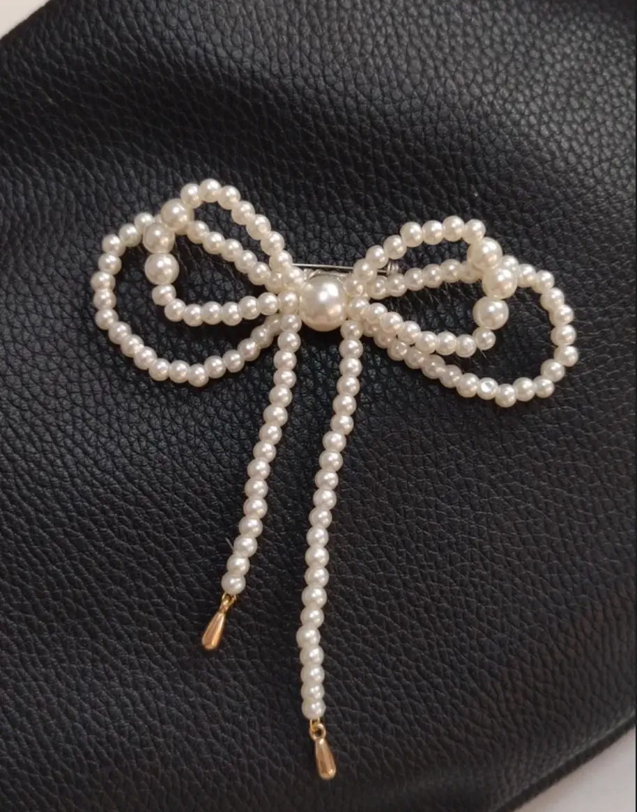 HIgh Street RI Faux Pearl Bow Brooch