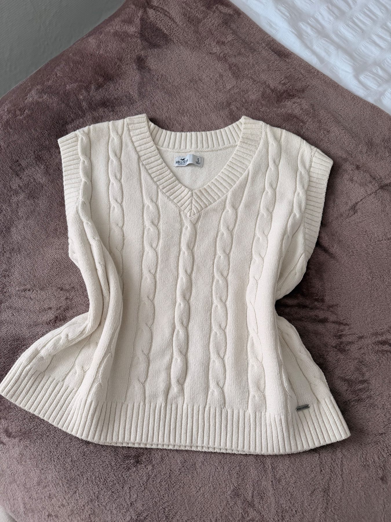 Hollister white knitted vest Small