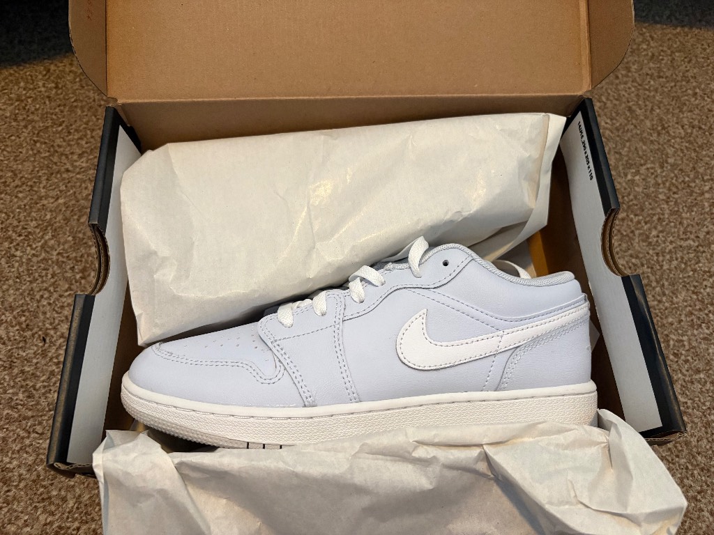 Air Jordan 1 low - older kids size 6 (euro 39)