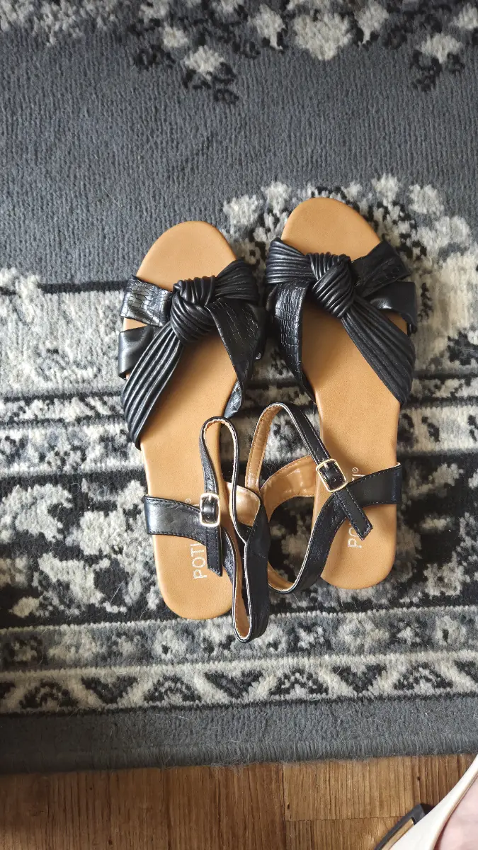 New sandals  size 5