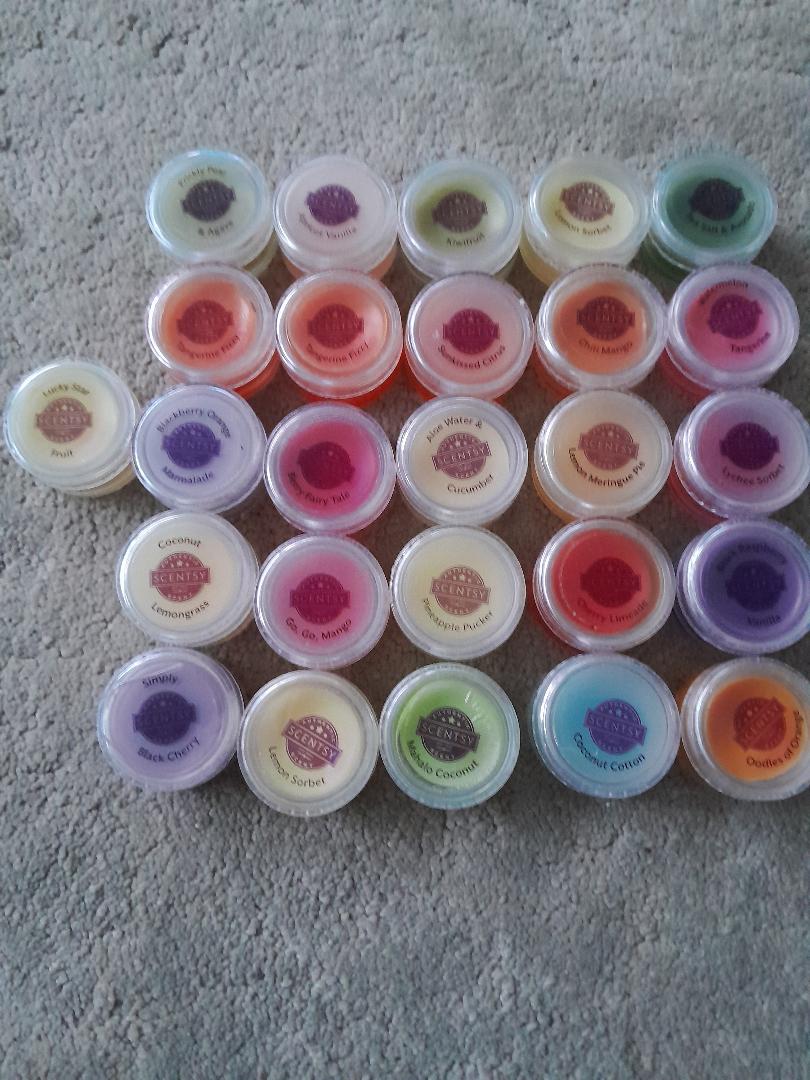 BUNDLE OF 26 SCENTSY 'FRUITY' SAMPLE POTS/TESTER WAX MELTS - NEW & UNUSED