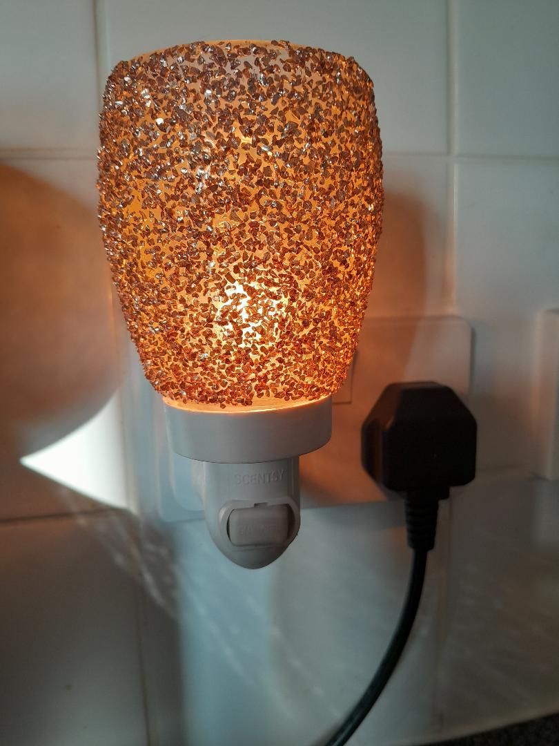 SCENTSY 'GLITTER ROSE GOLD' MINI PLUG IN WARMER + FREE WAX