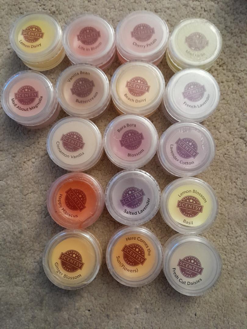 BUNDLE OF 17 SCENTSY 'FLORAL' SAMPLE POTS/TESTER WAX MELTS - NEW & UNUSED