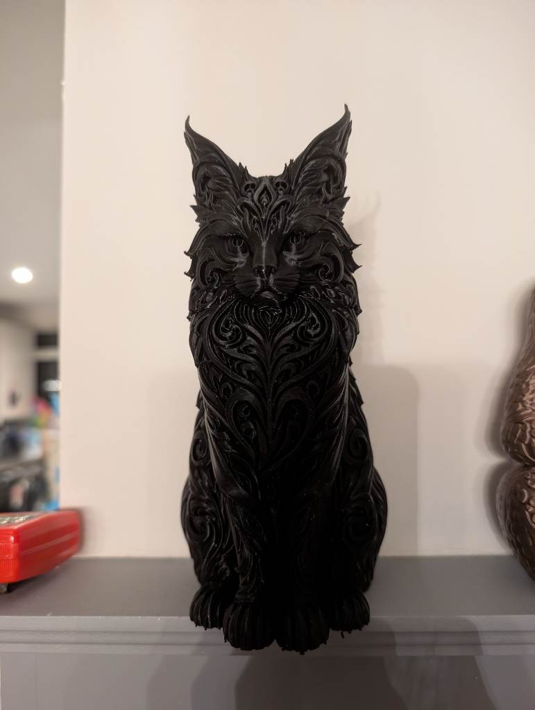 Maine coon statue ornament