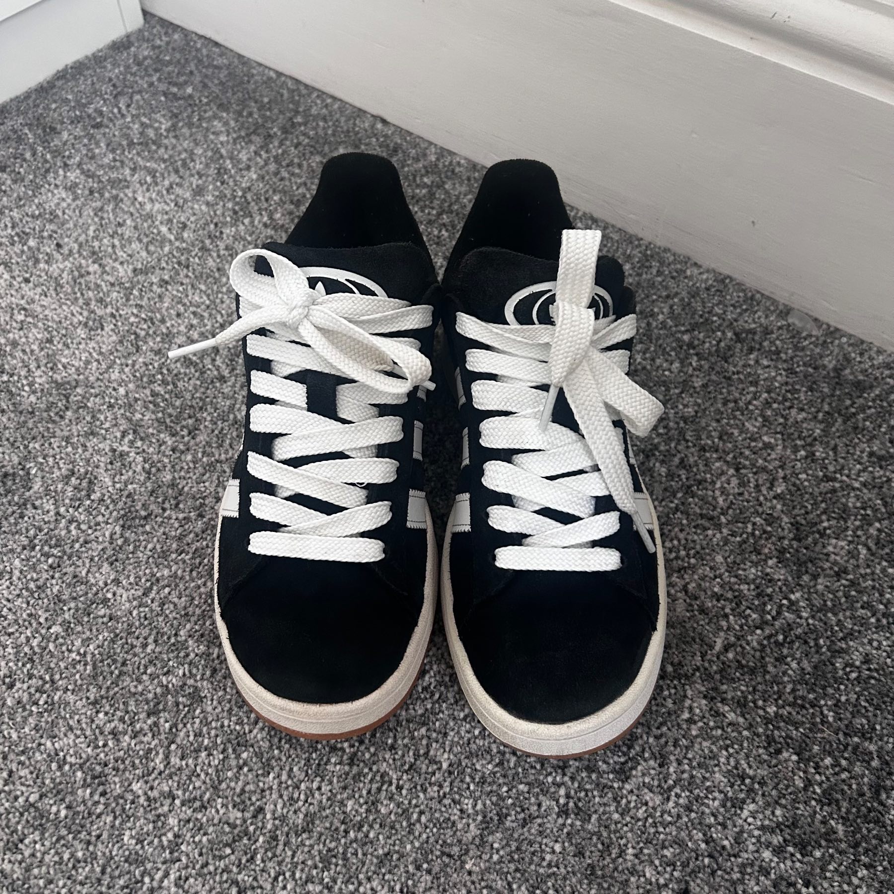 Black adidas campus 00’s
