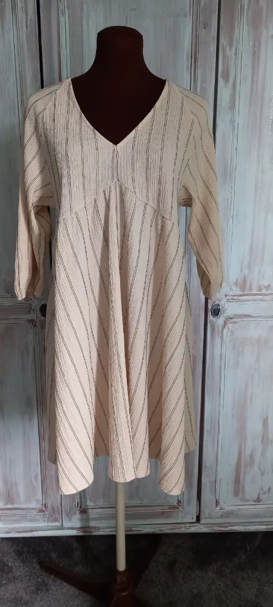 Loose fit relaxed fit striped beige dress long sleeve v neck size 10