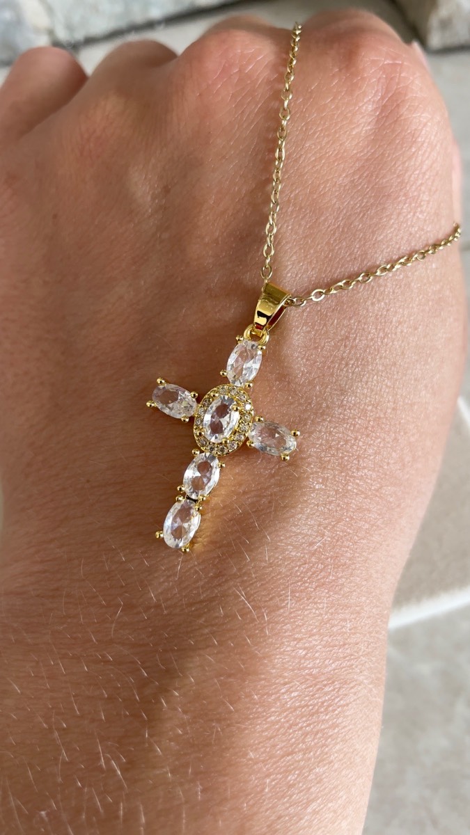 Cross pendant necklace
