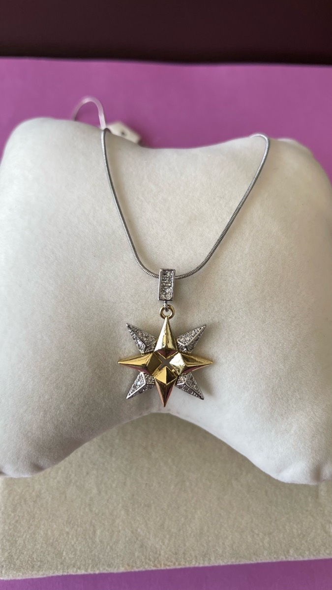 Star pendant necklace