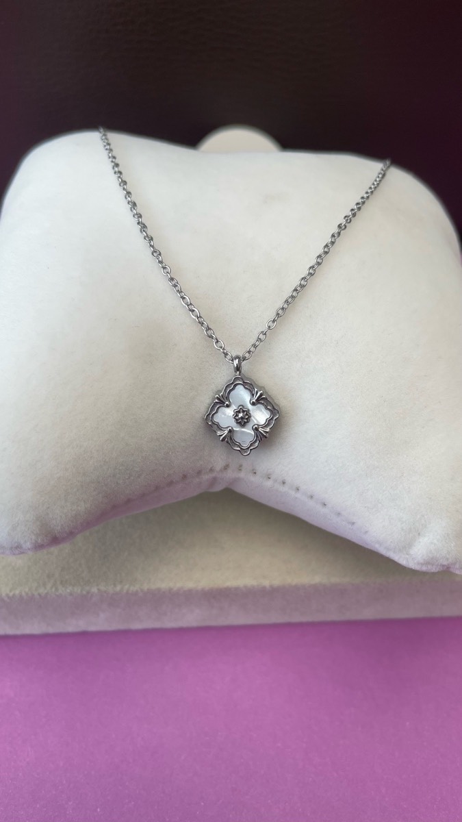 Flower pendant necklace