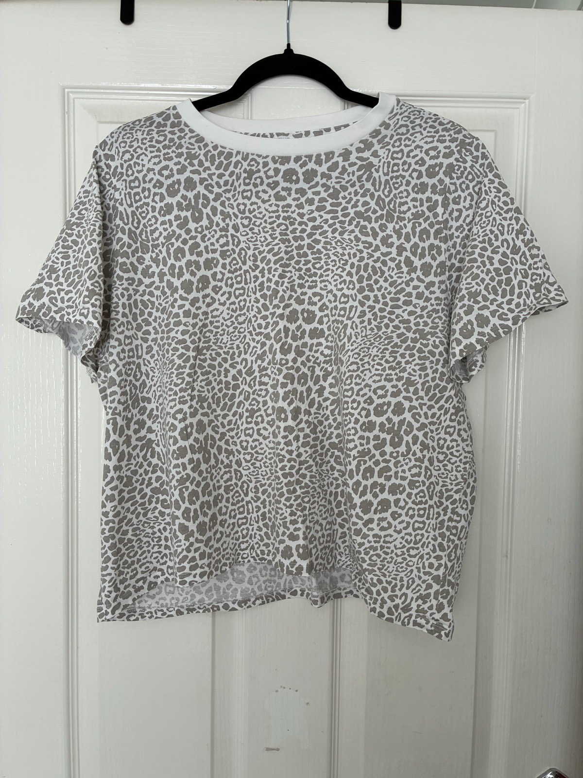 Primark Size Medium White & Grey-brown Leopard Print Crew Neck T-shirt