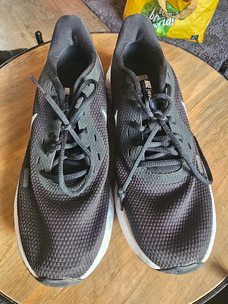 Nike revolution trainers size 8