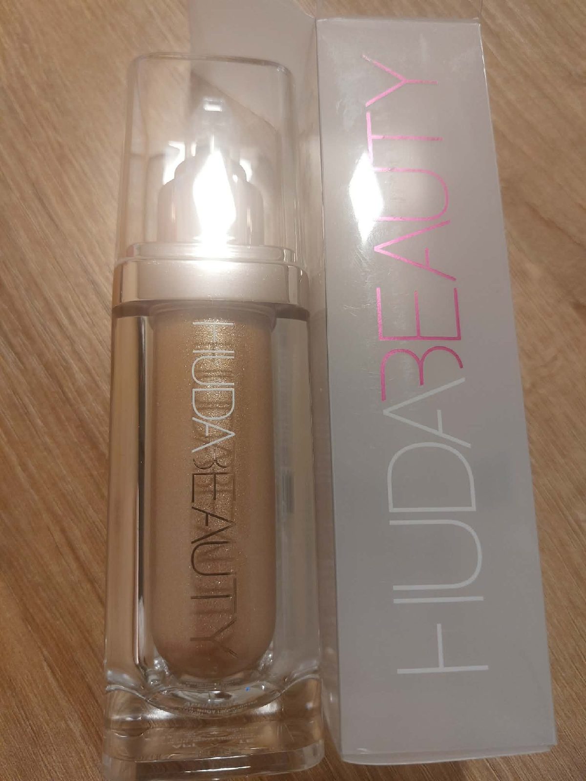 Huda Beauty NYMPH highlighter