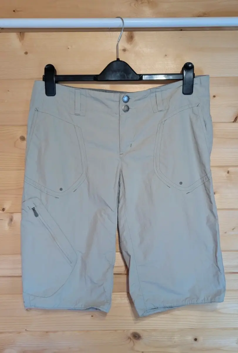 Columbia Titanium Women’s Beige Hiking Cargo Shorts – Size 12