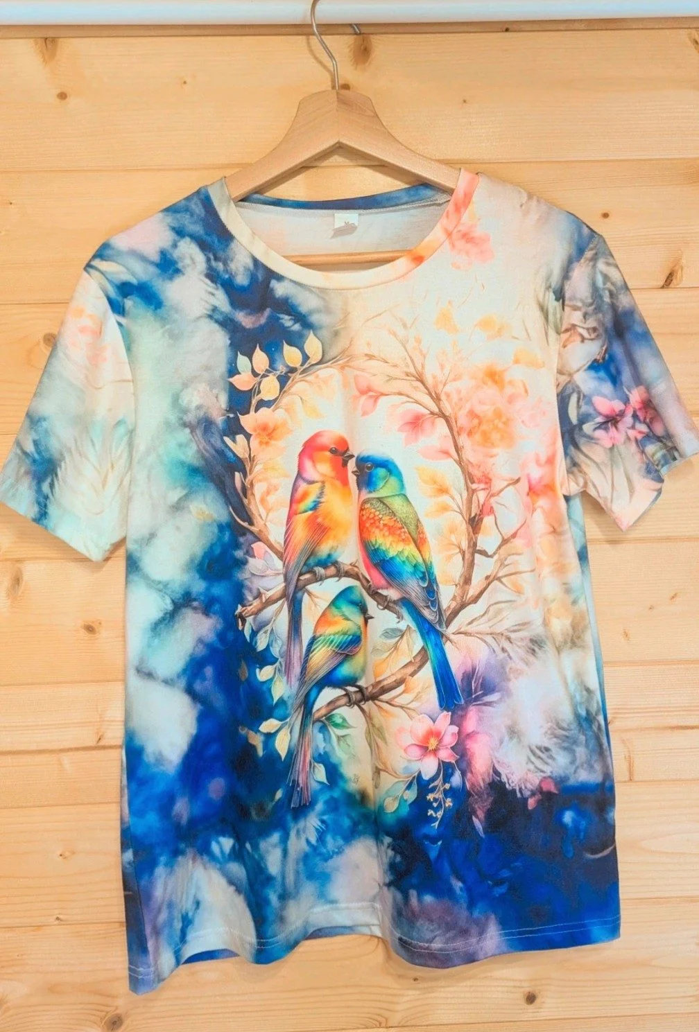 Vibrant Tropical Birds Graphic T-Shirt - Colorful Parrots Print Tee (Size Medium)